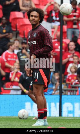 London, Großbritannien. August 2024. LONDON, ENGLAND - 10. AUGUST: Joshua Zirkzee von Manchester United während des Vorspiels während des FA Community Shield zwischen Manchester City und Manchester United im Wembley Stadium am 10. August 2024 in London. Quelle: Action Foto Sport/Alamy Live News Stockfoto