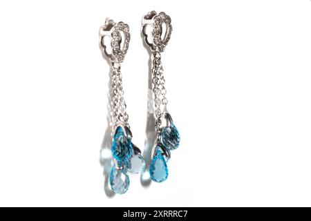 Blauer Topas Edelsteine und Diamanten Ohrringe Kissen cut mit einem Heiligenschein. Echter Schmuck Stockfoto
