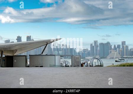 MIA Park Coffee Shop vor der Skyline von Doha. Katar Stockfoto