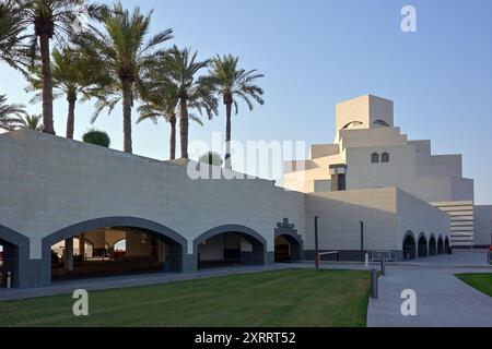 Museum für islamische Kunst Doha, Katar, sonniger Tag mit klarem blauen Himmel Stockfoto