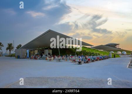 MIA Park Coffee Shop vor der Skyline von Doha. Katar Stockfoto