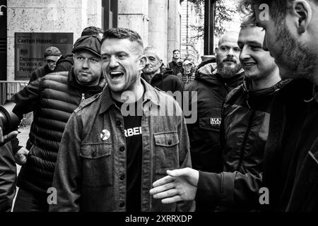 Nachdem er Einen Gerichtsverfahren gegen die Met Police gewonnen hat, verlässt Ein lächelnder Tommy Robinson Eine St. George's Day Rallye in London. Stockfoto