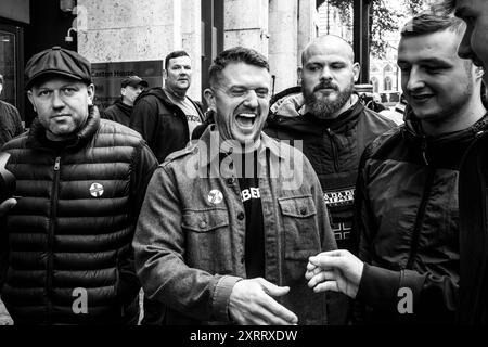 Nachdem er Einen Gerichtsverfahren gegen die Met Police gewonnen hat, verlässt Ein lächelnder Tommy Robinson Eine St. George's Day Rallye in London. Stockfoto