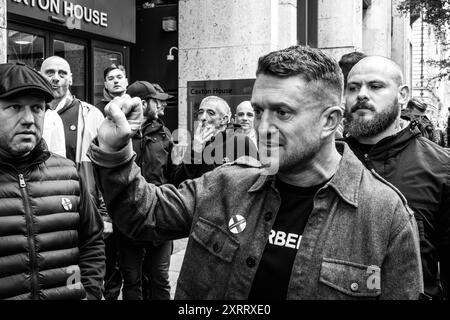 Nachdem er Einen Prozess gegen die Met Police gewonnen hatte, verlässt der politische Aktivist Tommy Robinson Eine St. George's Day Rallye in London. Stockfoto