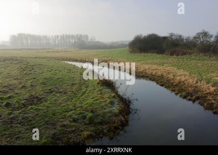 Einer der wenigen Kreideströme der Welt, der River Glaven bei Wiveton, North Norfolk, Großbritannien. Stockfoto