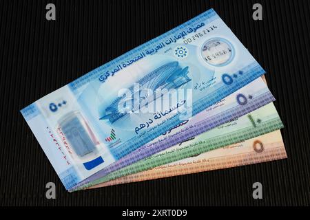 Vereinigte Arabische Emirate neue Polymer-Banknoten von 5, 10, 50 und 500 Dirham auf schwarzem Backboden Stockfoto