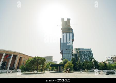 TIRANA, ALBANIEN, 29. SEPTEMBER 2023 Menschen schlendern vor der Gedenkstätte Skanderbeg und der Moschee Ethem Bey in Tirana, Albanien. Hochwertige Pho Stockfoto