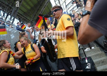 Empfang der Deutschen Olympia Mannschaft 2024 in Köln Saxophonist Andre Schurra heizt den Olympioniken ein beim Empfang der Deutschen Olympia Mannschaft 2024 am Köln Hauptbahnhof, Köln, 12.08.2024 Köln Nordrhein-Westfalen Deutschland *** Empfang der Deutschen Olympiamannschaft 2024 in Köln Saxophonist Andre Schurra wärmt die Olympiasieger beim Empfang der Deutschen Olympiamannschaft 2024 im Kölner Hauptbahnhof auf, 12 08 2024 Köln Nordrhein-Westfalen Deutschland auf Stockfoto