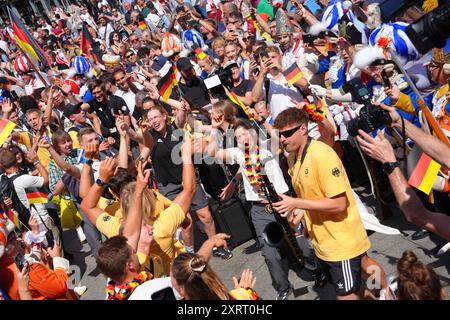 Empfang der Deutschen Olympia Mannschaft 2024 in Köln Saxophonist Andre Schurra heizt den Olympioniken ein beim Empfang der Deutschen Olympia Mannschaft 2024 am Köln Hauptbahnhof, Köln, 12.08.2024 Köln Nordrhein-Westfalen Deutschland *** Empfang der Deutschen Olympiamannschaft 2024 in Köln Saxophonist Andre Schurra wärmt die Olympiasieger beim Empfang der Deutschen Olympiamannschaft 2024 im Kölner Hauptbahnhof auf, 12 08 2024 Köln Nordrhein-Westfalen Deutschland auf Stockfoto