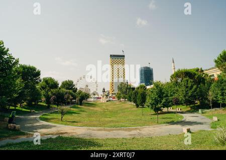 TIRANA, ALBANIEN, 29. SEPTEMBER 2023 Menschen schlendern vor der Gedenkstätte Skanderbeg und der Moschee Ethem Bey in Tirana, Albanien. Hochwertige Pho Stockfoto