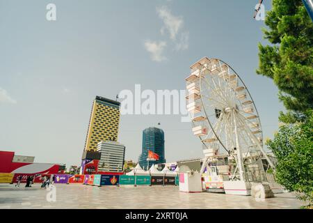 TIRANA, ALBANIEN, 29. SEPTEMBER 2023 Menschen schlendern vor der Gedenkstätte Skanderbeg und der Moschee Ethem Bey in Tirana, Albanien. Hochwertige Pho Stockfoto