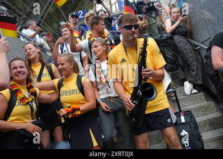 Empfang der Deutschen Olympia Mannschaft 2024 in Köln Saxophonist Andre Schurra heizt den Olympioniken ein beim Empfang der Deutschen Olympia Mannschaft 2024 am Köln Hauptbahnhof, Köln, 12.08.2024 Köln Nordrhein-Westfalen Deutschland *** Empfang der Deutschen Olympiamannschaft 2024 in Köln Saxophonist Andre Schurra wärmt die Olympiasieger beim Empfang der Deutschen Olympiamannschaft 2024 im Kölner Hauptbahnhof auf, 12 08 2024 Köln Nordrhein-Westfalen Deutschland auf Stockfoto