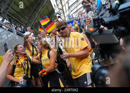 Empfang der Deutschen Olympia Mannschaft 2024 in Köln Saxophonist Andre Schurra heizt den Olympioniken ein beim Empfang der Deutschen Olympia Mannschaft 2024 am Köln Hauptbahnhof, Köln, 12.08.2024 Köln Nordrhein-Westfalen Deutschland *** Empfang der Deutschen Olympiamannschaft 2024 in Köln Saxophonist Andre Schurra wärmt die Olympiasieger beim Empfang der Deutschen Olympiamannschaft 2024 im Kölner Hauptbahnhof auf, 12 08 2024 Köln Nordrhein-Westfalen Deutschland auf Stockfoto