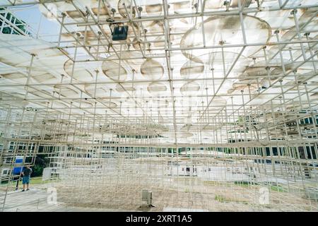 Tirana, Albanien - 29. November 2023: Die berühmte Cloud-Installation in Tirana. Hochwertige Fotos Stockfoto