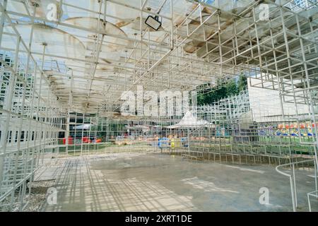 Tirana, Albanien - 29. November 2023: Die berühmte Cloud-Installation in Tirana. Hochwertige Fotos Stockfoto