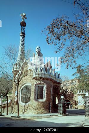 PABELLON IZQUIERDO DE LA ENTRADA DEL PARQUE GÜELL - PORTERIA - 1900/1914. Autor: ANTONI GAUDI (1852-1926). Lage: PARQUE GÜELL. Barcelona. SPANIEN. Stockfoto