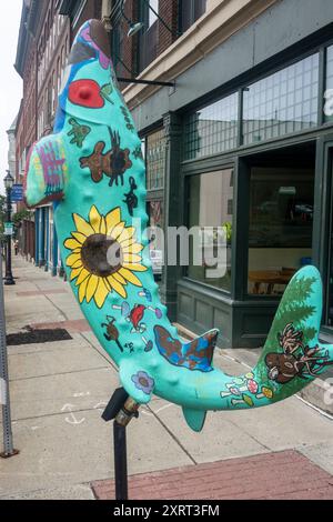 Stör Fiberglas Fisch Kunstprojekt entlang der Wasserstraße in der Innenstadt von Augusta Maine Stockfoto