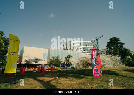 TIRANA, ALBANIEN, 29. SEPTEMBER 2023 Menschen schlendern vor der Gedenkstätte Skanderbeg und der Moschee Ethem Bey in Tirana, Albanien. Hochwertige Pho Stockfoto