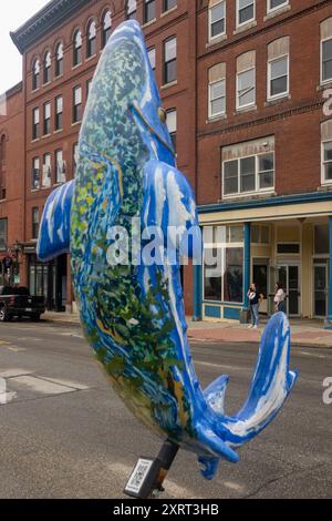 Stör Fiberglas Fisch Kunstprojekt entlang der Wasserstraße in der Innenstadt von Augusta Maine Stockfoto