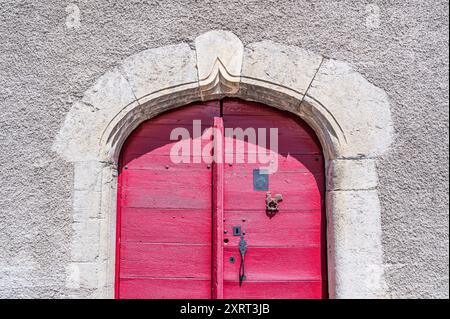 Traditionelles Bauernhaus Tür des Béarn mit Arudy Steinrahmen im Dorf AAS, vallée d'Ossau, Frankreich Stockfoto