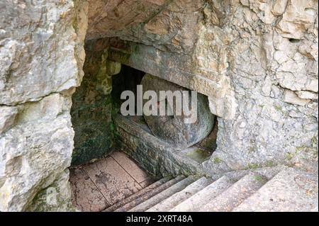 Teil des Kreuzweges entlang der Straße zum Madonna della Corona-Schrein in der Nähe des Dorfes Spiazzi in den italienischen Alpen. Stockfoto