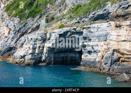 Berühmte Höhle, bekannt als Byron's Cave (italienisch Grotta di Byron) an der ligurischen Küste in Porto Venere, Italien. Stockfoto