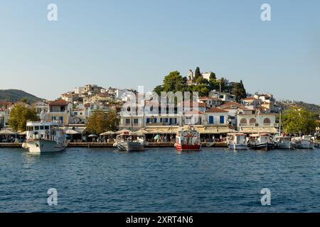 Skiathos Hafenfront. Griechenland Stockfoto