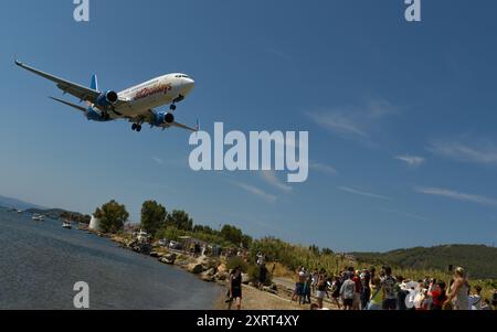 Flugzeuge landen am Flughafen Skiathos. Griechenland Stockfoto