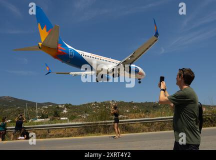 Flugzeuge landen am Flughafen Skiathos Griechenland Stockfoto