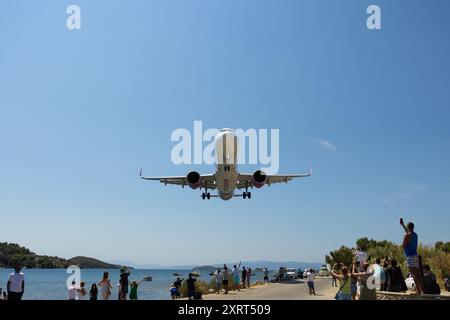Flugzeuge landen am Flughafen Skiathos. Griechenland Stockfoto
