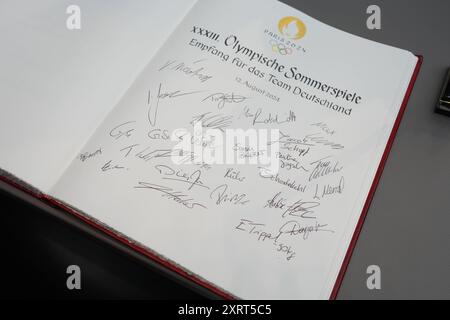 Empfang der Deutschen Olympia Mannschaft 2024 in Köln die Anwesenden Sportler der Olympia Mannschaft 2024 mit Ihrer Unterschrift in das Goldene Buch der Stadt Köln, 12.08.2024 Köln Nordrhein-Westfalen Deutschland *** Empfang der Deutschen Olympischen Mannschaft 2024 in Köln die Athleten der Olympischen Mannschaft 2024 präsentieren mit ihren Unterschriften im Goldenen Buch der Stadt Köln, 12 08 2024 Köln Nordrhein-Westfalen Deutschland Stockfoto