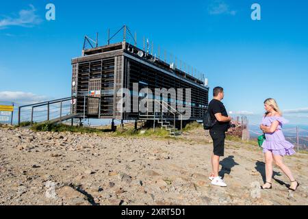 Paar Mann Frau in Purpur auf Snezka Tschechien Stockfoto