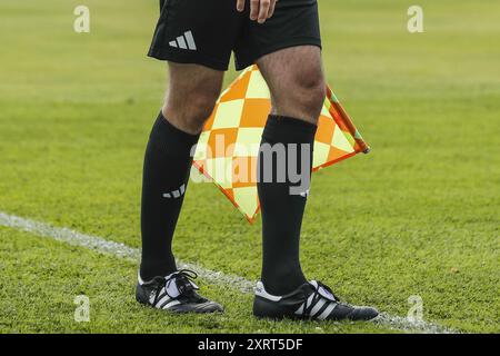 JULICH - Linesman während des Freundschaftsspiels zwischen dem 1. FC Duren und dem FC Bayern München im Karl-Knipprath-Stadion am 28. Juli 2024 in Julich. ANP | Hollandse Hoogte | BART STOUTJESDIJK Stockfoto