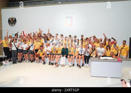 Empfang der Deutschen Olympia Mannschaft 2024 in Köln Oberbuergermeisterin Heriette Reker beim Gruppenbild im Rahmen des Empfangs der Deutschen Olympia Mannschaft 2024 am Rathaus Köln, 12.08.2024 Köln Nordrhein-Westfalen Deutschland *** Empfang der Deutschen Olympiamannschaft 2024 in Köln Bürgermeisterin Heriette Reker auf dem Gruppenfoto beim Empfang der Deutschen Olympiamannschaft 2024 im Kölner Rathaus Köln, 12 08 2024 Köln Nordrhein-Westfalen Deutschland Stockfoto