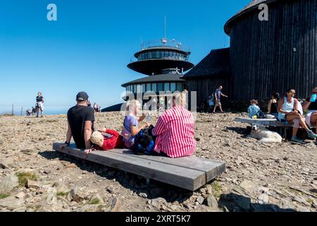 Die Familie ruht auf dem Berg Snezka, der tschechisch-polnischen Grenze Stockfoto