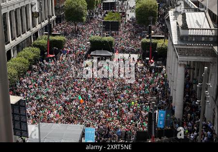 Eine allgemeine Ansicht von Tausenden von Menschen versammelten sich entlang Dublins Hauptdurchgangsstraße, um die Heimkehr der irischen Olympiasieger zu feiern, nach dem erfolgreichsten Medaillenzug aller Zeiten bei den Olympischen Spielen 2024 in Paris. Bilddatum: Montag, 12. August 2024. Stockfoto