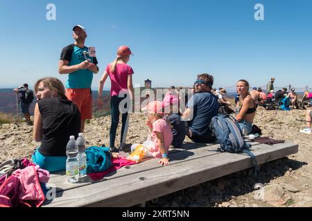 Aktive Menschen, die auf dem Gipfel von Snezka in Tschechien ruhen Stockfoto