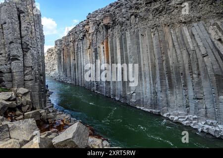 Stuðlagil Canyon mit dem Fluss Jökulsá á Bru im Gletschertal Jokuldalur im Osten Islands. Stockfoto