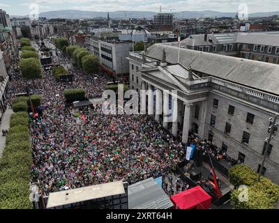 Eine allgemeine Ansicht von Tausenden von Menschen versammelten sich entlang Dublins Hauptdurchgangsstraße, um die Heimkehr der irischen Olympiasieger zu feiern, nach dem erfolgreichsten Medaillenzug aller Zeiten bei den Olympischen Spielen 2024 in Paris. Bilddatum: Montag, 12. August 2024. Stockfoto