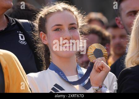Empfang der Deutschen Olympia Mannschaft 2024 in Köln Darja Varfolomev mit Ihrer Goldmedaille in der Hand beim Empfang der Deutschen Olympia Mannschaft 2024 am Köln Hauptbahnhof, Köln, 12.08.2024 Köln Nordrhein-Westfalen Deutschland *** Empfang der Deutschen Olympiameisterschaft 2024 in Köln Darja Varfolomeev mit ihrer Goldmedaille in der Hand beim Empfang der Deutschen Olympiameisterschaft 2024 im Kölner Hauptbahnhof, Köln, 12 08 2024 Köln Nordrhein-Westfalen Deutschland Stockfoto