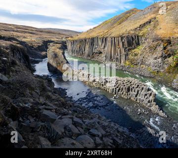 Stuðlagil Canyon mit dem Fluss Jökulsá á Bru im Gletschertal Jokuldalur im Osten Islands. Stockfoto