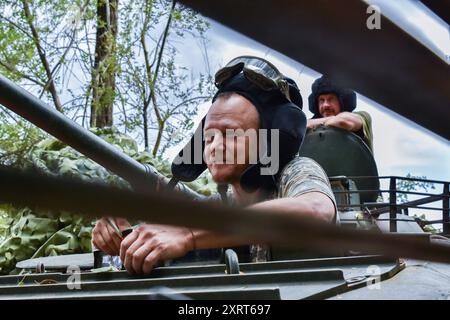 Ukrainische Besatzung des Panzerpersonals der 118. Separaten Brigade im Dienst an der Frontlinie. Der Sprecher der Tavria-Einsatzgruppe Dmytro Lychovii (Ukraine) berichtete, dass ukrainische Einheiten an der Südfront ihre Verteidigungsoperation fortsetzten und ihre taktische Position verbesserten. Laut ihm führen die Russen im Süden trotz geringer Angriffsaktivität Artillerieschuss und Luftangriffe durch und setzen eine beträchtliche Anzahl von Drohnen ein. Ukrainische Kämpfer führen auch Drohnenangriffe auf den Feind durch. Obwohl die Vorderseite stabil ist, bleiben einige Bereiche dynamisch. Stockfoto