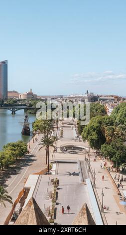 Entdecken Sie die zeitlose Schönheit der Altstadt von Sevilla, wo Geschichte und Kultur an jeder Ecke lebendig werden Stockfoto