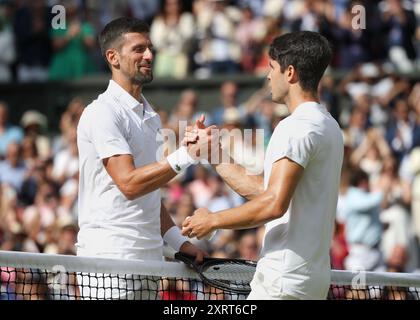 Novak Djokovic gratuliert dem Sieger Carlos Alcaraz bei den Wimbledon Championships 2024 in London. Carlos Alcaraz (ESP) Stockfoto