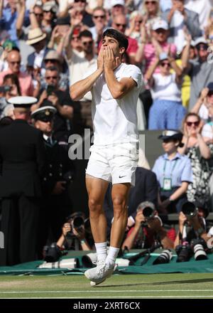 Der spanische Tennisspieler Carlos Alcaraz feiert 2024 bei den Wimbledon Championships in London, England. Stockfoto