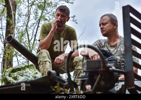 Ukrainische Besatzung des Panzerpersonals der 118. Separaten Brigade im Dienst an der Frontlinie. Der Sprecher der Tavria-Einsatzgruppe Dmytro Lychovii (Ukraine) berichtete, dass ukrainische Einheiten an der Südfront ihre Verteidigungsoperation fortsetzten und ihre taktische Position verbesserten. Laut ihm führen die Russen im Süden trotz geringer Angriffsaktivität Artillerieschuss und Luftangriffe durch und setzen eine beträchtliche Anzahl von Drohnen ein. Ukrainische Kämpfer führen auch Drohnenangriffe auf den Feind durch. Obwohl die Vorderseite stabil ist, bleiben einige Bereiche dynamisch. Stockfoto