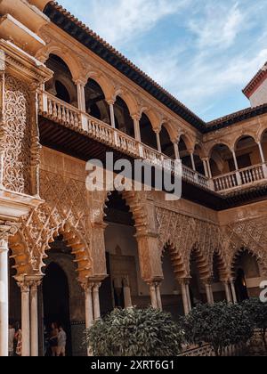 Die komplizierten Details der beeindruckenden Bögen und Fliesen im Mudéjar-Stil der Gran Alcázar in Sevilla, Spanien Stockfoto