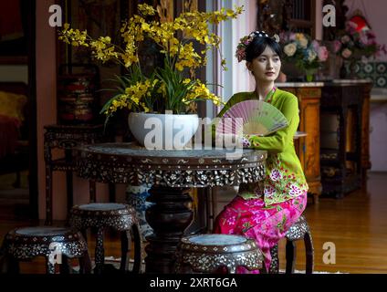 Junge chinesin in traditioneller Kleidung in der Villa Pinang Peranakan, Penang Island, George Town, Malaysia Stockfoto