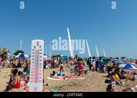 Jubilee Beach, Southend on Sea, Essex, Großbritannien. August 2024. Die Leute sind draußen und genießen das warme Wetter im Seebad Resort. Wetterdienste sagen den heißesten Tag des Jahres in Großbritannien voraus, wobei die Temperaturen voraussichtlich über 30 Grad Celsius steigen werden. Ein Höchstwert von 32 Grad wurde lokal gemeldet. Das Thermometer misst 31 Grad Stockfoto