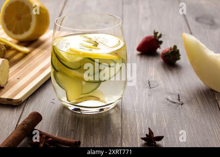 Frischer Bio-Sommer-Ingwergurke und Zitronencocktail auf hölzernem Hintergrund. Trinken Sie einen Drink an der Bar mit Kopierraum. Modischer veganer erfrischender dr. Stockfoto